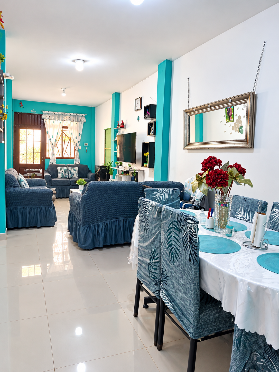 Sala-comedor turquesa con flores rojas